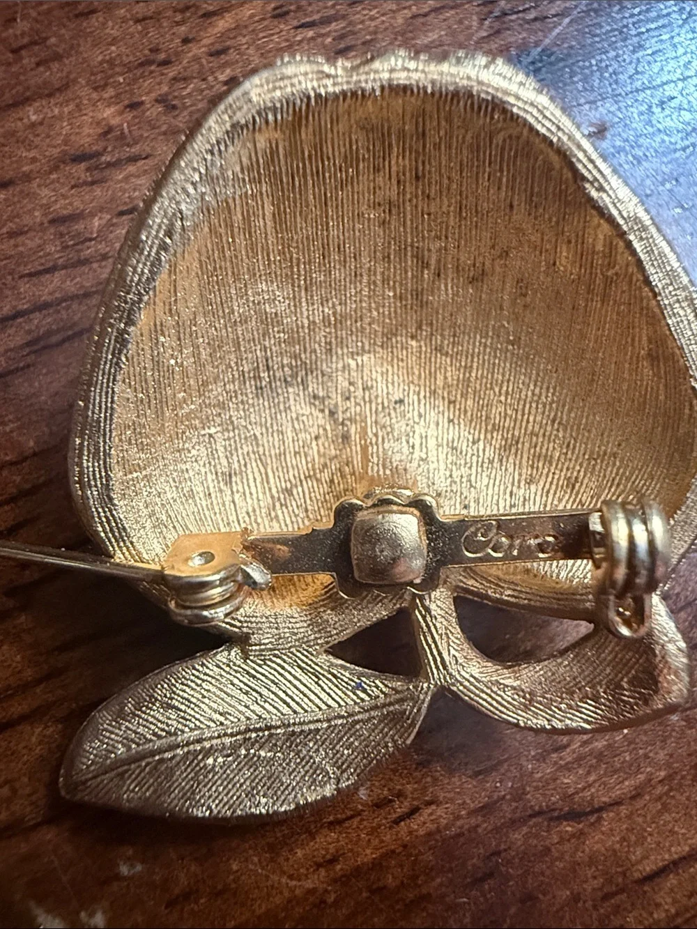 Gold Apple Leaf Brooch - Elegant Women's Jewelry vintage Gold tone